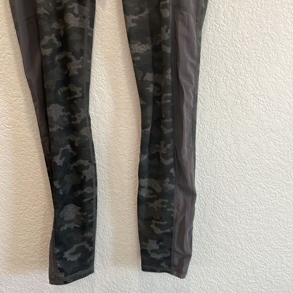 Fabletics on the Go Powerhold High Waisted Mesh Legging in Charcoal Camo Medium - Picture 4 of 9